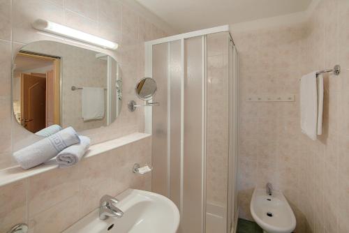 瓦尔奥纳的圣乔凡尼Appartement Bergkristall的浴室配有白色水槽和淋浴。