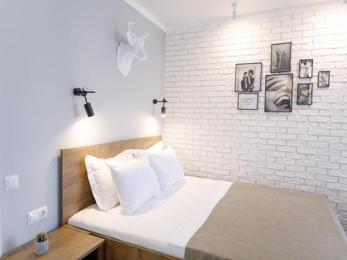 苏梅Studio Suite near Lake with Jacuzzi的卧室设有白色砖墙和一张床