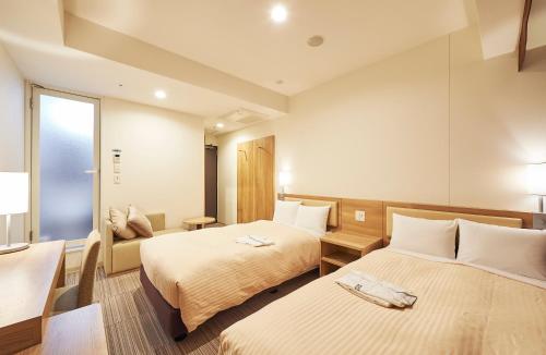 Sotetsu Fresa Inn Kanda-Otemachi客房内的一张或多张床位