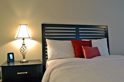 西耶斯塔岛Siesta Key Beach - Capri 665 #4的一张带红色枕头的床和床头柜上的台灯