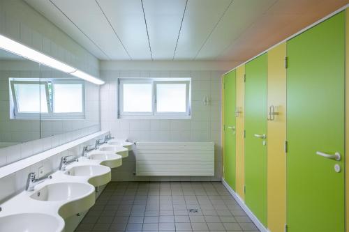 ContraCasa San Bernardo的浴室设有一排盥洗盆和镜子