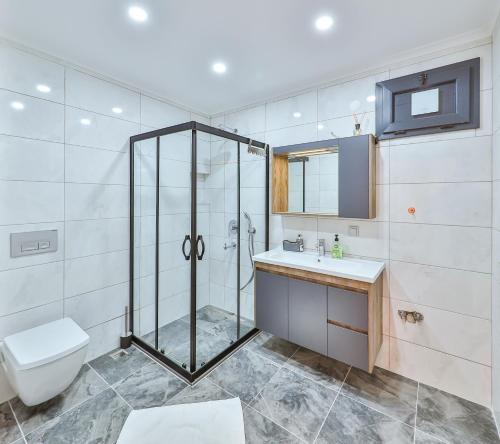 卡斯顿纳尔别墅酒店 - 卡斯公寓的带淋浴、卫生间和盥洗盆的浴室