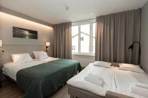 玛丽港阿兰迪亚公园酒店的酒店客房设有两张床和窗户。
