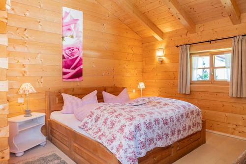 巴特法伊尔恩巴赫Alchemilla的小木屋内一间卧室,配有一张床