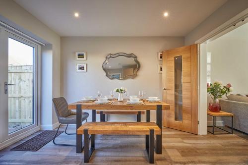 锡豪西斯Host & Stay - Sunflower Cottage的一间带桌椅的用餐室