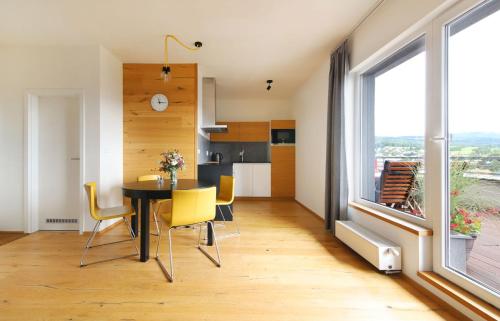 弗尔赫拉比Mountain Apartment Vrchlabi的用餐室以及带桌子和黄色椅子的厨房