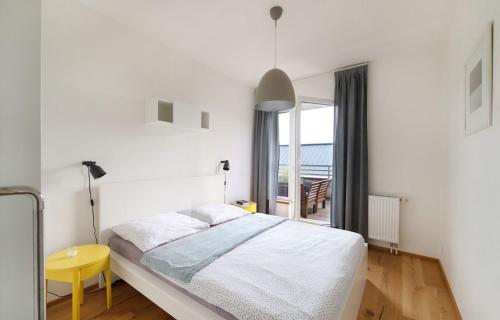 弗尔赫拉比Mountain Apartment Vrchlabi的白色卧室配有床和黄色桌子