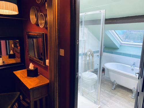 约克明斯特沃克旅馆的带浴缸、卫生间和盥洗盆的浴室