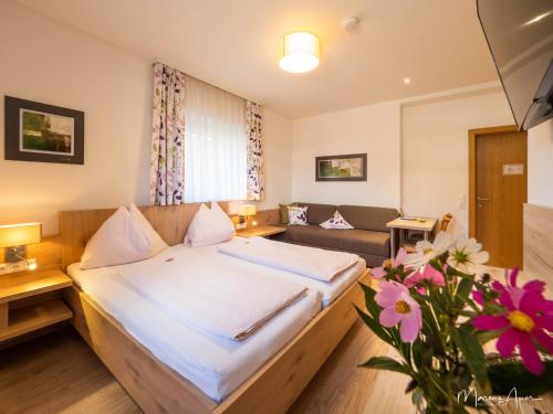 金德贝格Pension Ehrenfried - Hotel garni的酒店客房,配有床和沙发