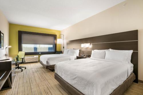 杰克逊维尔Holiday Inn Express & Suites Jacksonville - Town Center, an IHG Hotel的酒店客房配有两张床和一张书桌