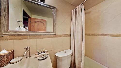斯诺马斯村Timberline Condominiums 2 Bedroom Premier Unit C1D的一间带水槽、卫生间和镜子的浴室