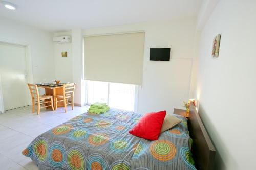 P约安努住宅公寓客房内的一张或多张床位