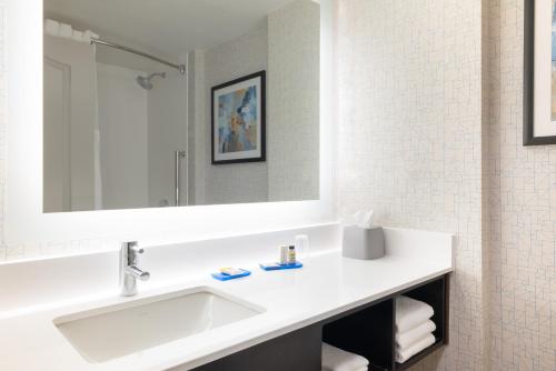 剑桥波士顿 - 剑桥智选假日酒店及套房的白色的浴室设有水槽和镜子