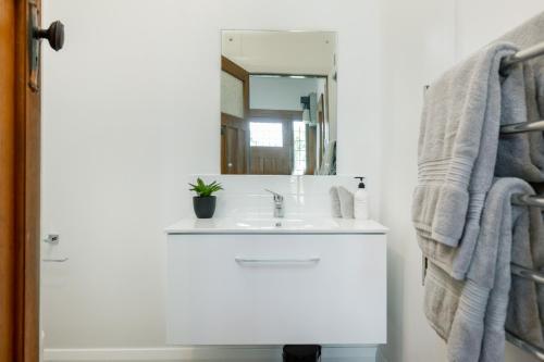 布伦海姆Stylish on Severne的一间带水槽和镜子的浴室