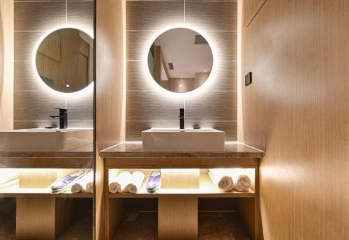 北京行舍酒店(北京天安门广场天坛店)的浴室设有2个水槽和2面镜子