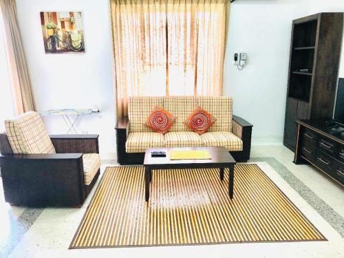 克提Kerteh Apartment的带沙发和咖啡桌的客厅