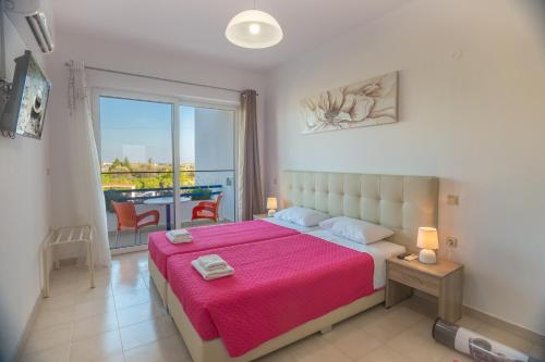 阿凡杜Villa Maroula的一间卧室配有一张带粉色毯子的大床