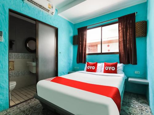 OYO 1103 Pirates House Hotel客房内的一张或多张床位