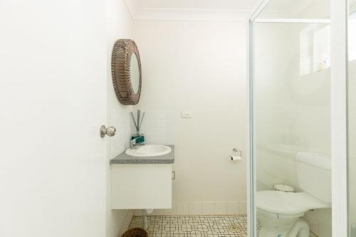 杰拉尔顿Apparition Apartments的白色的浴室设有卫生间和水槽。