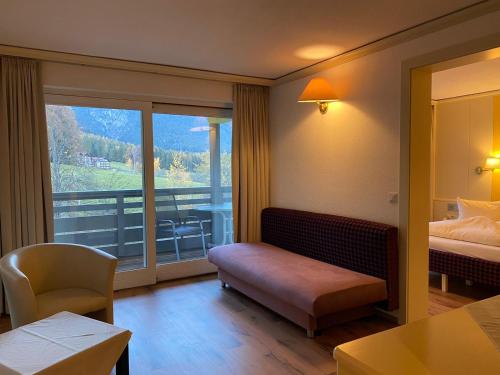 伊姆斯特贝尔蒙特酒店的酒店客房设有一张床和一个大窗户
