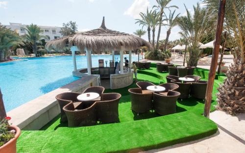 乌姆苏克Djerba Resort- Families and Couples Only的一组桌旁的桌椅