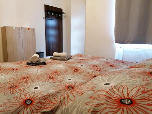 科希策Hostel Vodna 1的一间卧室配有一张带鲜花的大床