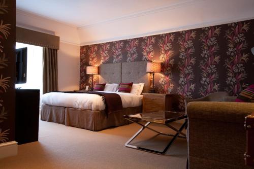 梅尔罗斯陶恩豪斯酒店的酒店客房,配有床和沙发