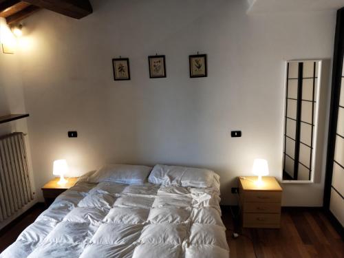 蒙特普齐亚诺Central Lovely House的一间卧室配有一张带两盏灯的床。