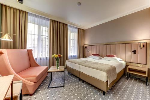 圣彼得堡阿尔巴特街北酒店的配有一张床和一把椅子的酒店客房