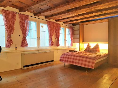 苏黎世Swiss Chalet Style的一间设有床铺的卧室,位于带窗户的房间内
