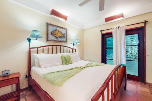 珀拉什奇亚Beachside Villas Gold Standard Certified的一间卧室设有一张大床和一个窗户。