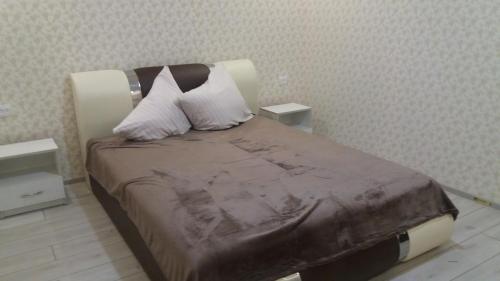 别列戈沃Будинок для гостей по вул. Шевченка的一间卧室配有一张带两个枕头的床
