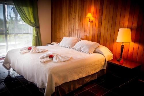 安加罗阿奥泰酒店的一间卧室配有带毛巾的床