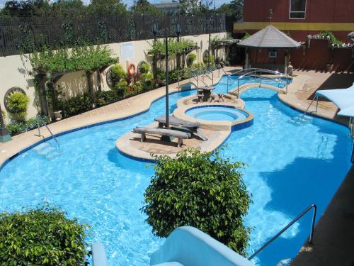 麦克坦麦克坦皇冠丽晶套房酒店的大型游泳池的顶部景色
