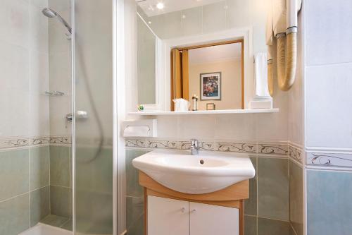巴黎里昂终点酒店的一间带水槽和淋浴的浴室