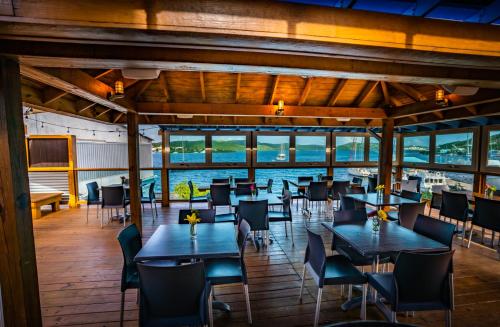 库莱布拉El Navegante de Culebra的一间带桌椅并享有水景的餐厅