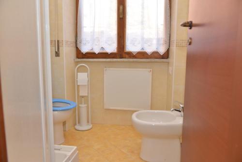 列蒂RietINN 1的一间带卫生间和水槽的小浴室