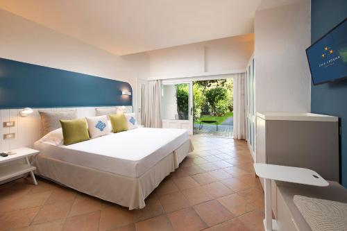 奇亚嘉拉古纳乡村酒店的一间卧室配有一张大床和电视