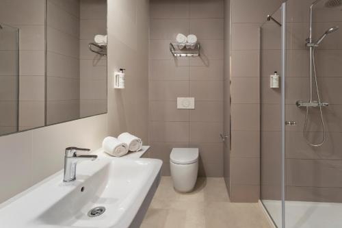 阿瓜杜尔塞B&B HOTEL Almería Vicar的一间带水槽、卫生间和淋浴的浴室