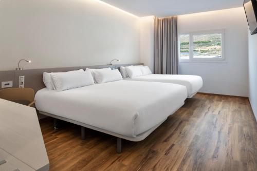 阿瓜杜尔塞B&B HOTEL Almería Vicar的窗户客房内的一张大白色床