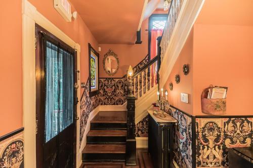 PitmanThe Inn on Holly B&B的走廊上设有华丽壁纸的楼梯