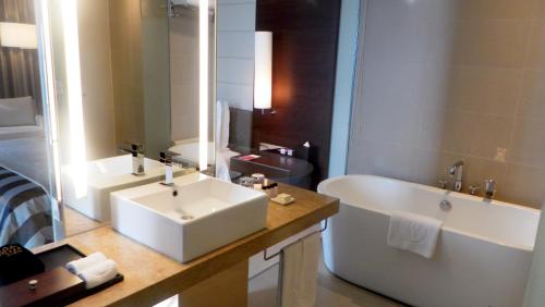 水原华美达广场酒店的一间浴室