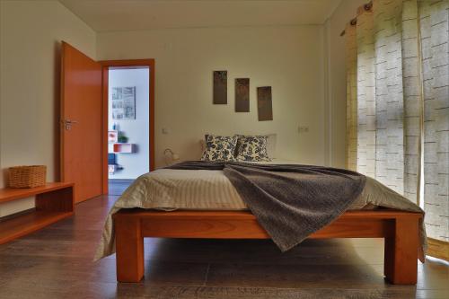 锡尼什Castle in Blue Apartments-Sea View的一间卧室配有一张床铺,床上有毯子