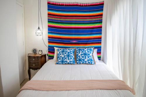 迈阿密Private Studio in Shenandoah - 4K的一间卧室配有一张带色彩缤纷窗帘的床