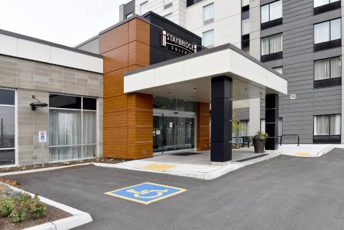 滑铁卢Staybridge Suites - Waterloo - St. Jacobs Area的大楼前的停车场