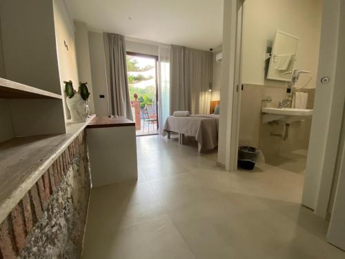 贾迪尼-纳克索斯Villa Antonino的客房设有厨房和带水槽的浴室