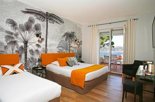 卡尔维Le Saint Erasme, Hotel Eco Friendly的酒店客房配有两张床和一张书桌,客房则配有一张桌子。