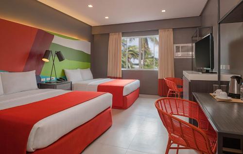 长滩岛长滩岛市区酒店的酒店客房配有两张床和一张书桌