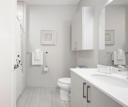 波士顿Global Luxury Suites East Boston的白色的浴室设有卫生间和水槽。
