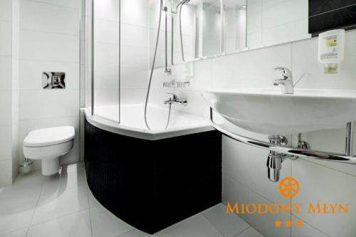 奥帕图夫蜜儿姆敦穆恩酒店的一间带水槽和卫生间的浴室